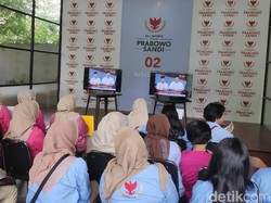 Tim Prabowo Nobar Tayangan Ulang Debat Pilpres 2014 Bareng Emak-emak