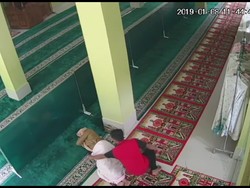 Terekam CCTV, Pencuri Gasak HP Jemaah yang Tidur di Masjid