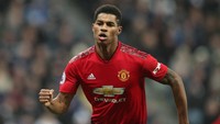 Terlepas Manchester United kesulitan musim ini, Marcus Rashford tetap mampu tampil apik. Penyerang berusia 21 tahun itu musim ini bermain 47 kali dan mencetak 13 gol serta 9 assist. Performa itu membuatnya sempat dilirik Barcelona. (Foto: Scott Heppell/Reuters)