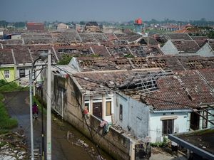 Ganasnya Puting Beliung Luluh Lantakkan Rumah-rumah di Rancaekek