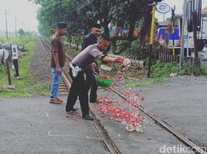 Doakan 5 Korban Tewas KA Vs Mobil, Polisi Tabur Bunga di Atas Rel