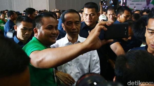 Momen Weekend Jokowi, Selfie dan Kumpul Bareng Sopir Online