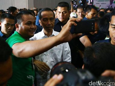 Momen Weekend Jokowi, Selfie dan Kumpul Bareng Sopir Online