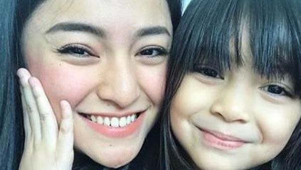 8 Potret Kebersamaan Marshanda dan Putrinya yang Beranjak Besar