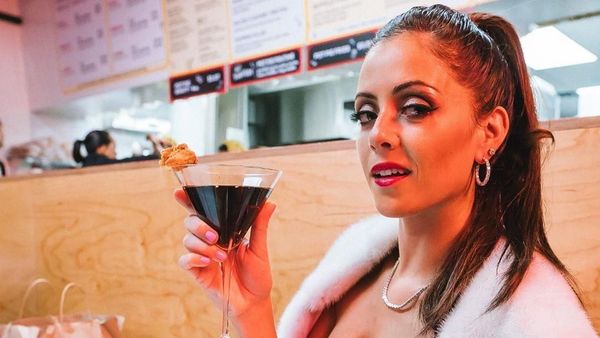 Sosok Sosialita yang Terkenal karena Makan Ayam Goreng Dicelupkan ke Soda