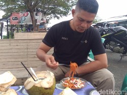 Menanti Malam Minggu Sambil Menikmati Mie Caluek yang Sedap