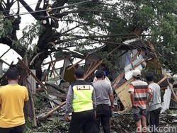 Dahsyatnya Puting Beliung di Lamongan Porak-porandakan Rumah Warga