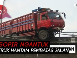 Ngeri! Selangkah Lagi, Moncong Truk Ini Terjun dari Fly Over