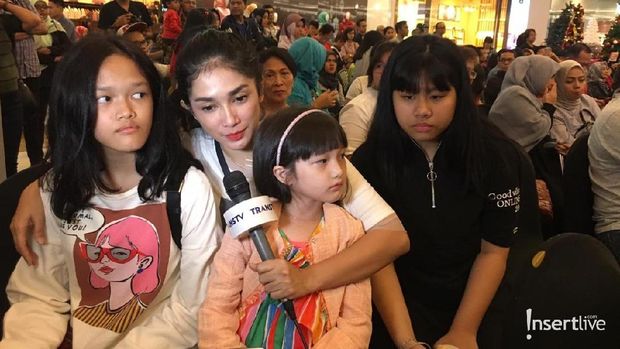 Ussy Sulistiawaty & Anak-anak