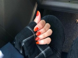 Alasan Romantis Cewek-cewek Korea Pakai Henna Warna Oranye