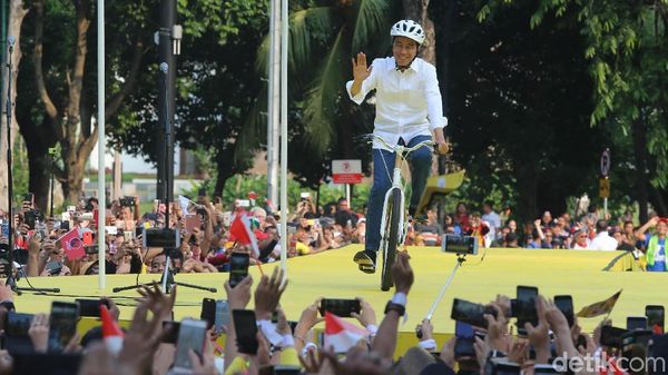 Hadiri Deklarasi Dukungan, Jokowi Naik Sepeda ke Panggung Acara