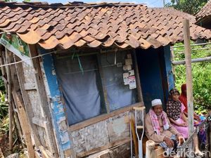 Marbot Masjid di Sukabumi Ini Tinggal di Gubuk Seluas Pos Ronda Marbot Masjid di Sukabumi Ini Tinggal di Gubuk Seluas Pos Ronda