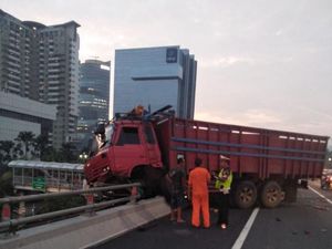Tabrak Pembatas Jalan, Truk Nyaris Jatuh dari Flyover Tol Slipi