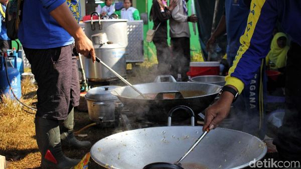 Menengok Dapur Umum untuk Pengungsi Puting Beliung