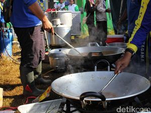 Menengok Dapur Umum untuk Pengungsi Puting Beliung