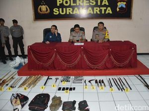 Penampakan Senjata Sitaan Polisi dari Para Pelaku Bentrok di Solo Penampakan Senjata Sitaan Polisi dari Para Pelaku Bentrok di Solo