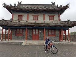 Bersepeda di Tembok Pertahanan Militer Terbesar Dunia