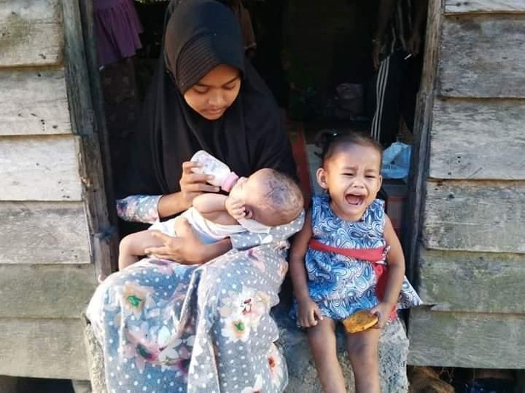 Kisah Pilu Gadis Kecil di Riau, Hidupi 2 Adiknya yang Masih Balita Kisah Pilu Gadis Kecil di Riau, Hidupi 2 Adiknya yang Masih Balita