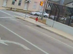 Heroik! Sopir Bus Selamatkan Bayi yang Berkeliaran di Jalan