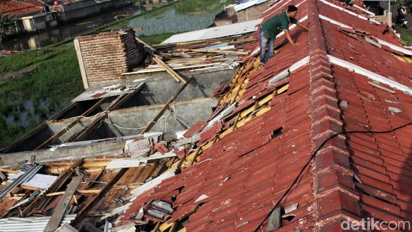 Warga Mulai Memperbaiki Rumahnya Usai Kena Puting Beliung