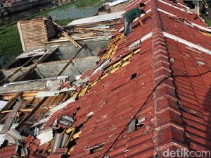 Warga Mulai Memperbaiki Rumahnya Usai Kena Puting Beliung