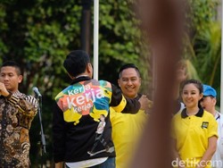 Usai Deklarasi Alumni Kampus, Jokowi Dapat Jaket Kerja Kerja Kerja
