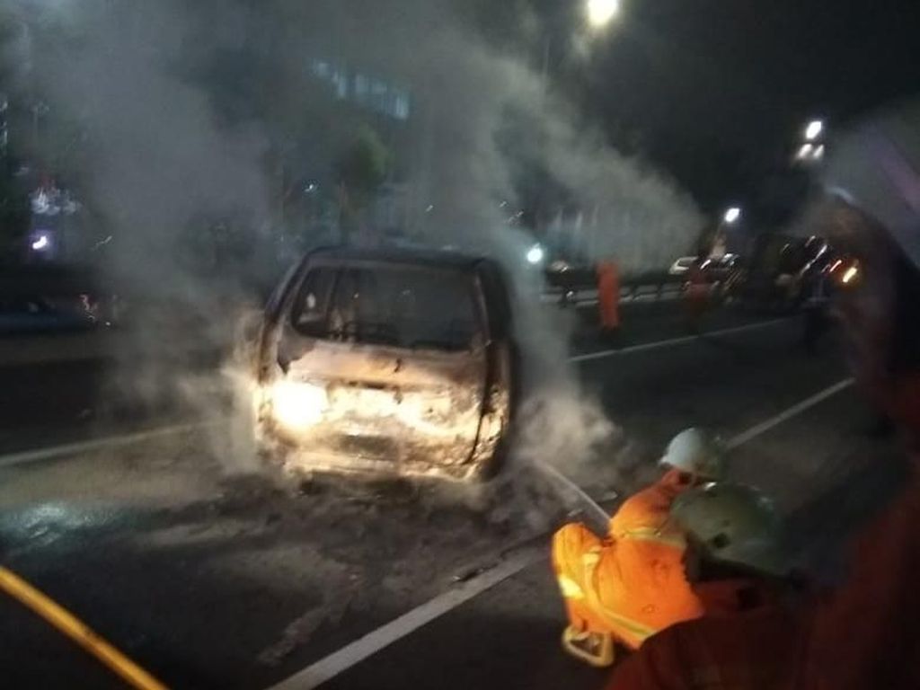 Mobil Terbakar di Tol Depan Balai Kartini Padam, Lalin Masih Padat Mobil Terbakar di Tol Depan Balai Kartini Padam, Lalin Masih Padat