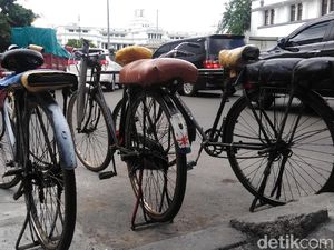 Ojek Sepeda Ontel Jakarta Bertahan dengan Pendapatan Tak Menentu