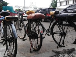 Ojek Sepeda Ontel Jakarta Bertahan dengan Pendapatan Tak Menentu