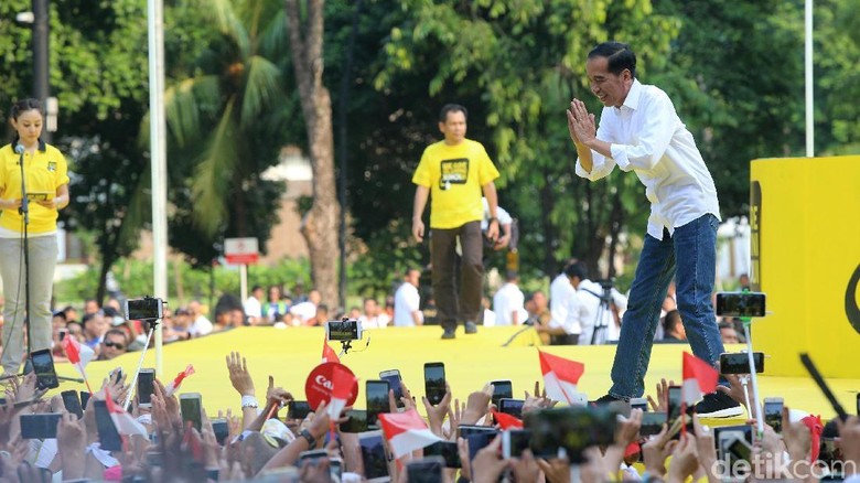 Di Depan Alumni Kampus, Jokowi Pamer Capaian Bangun Tol dan Dana Desa