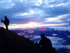 Foto Pemburu Fajar Pertama 2019 di Puncak Kerinci Foto Pemburu Fajar Pertama 2019 di Puncak Kerinci