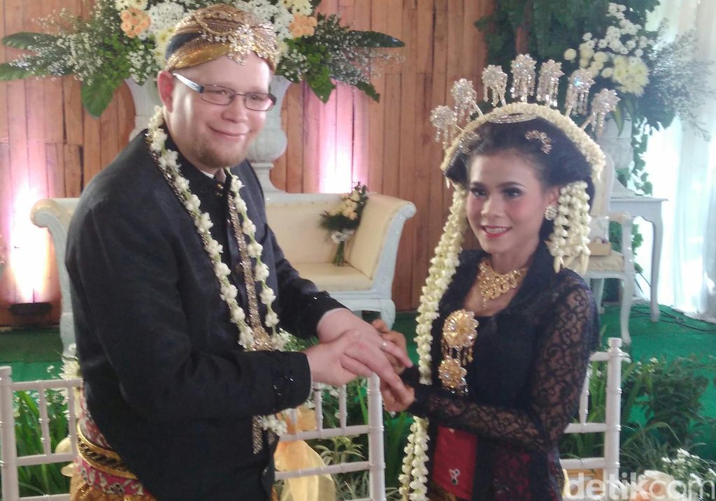 Seorang warga negara Jerman, Adrian Saathof menikah dengan gadis asal Purworejo, (12/1/2019).