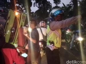 Truk Fuso Terguling Timpa City Car di Sukabumi, Sopir Terjepit Truk Fuso Terguling Timpa City Car di Sukabumi, Sopir Terjepit