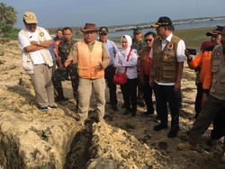 Peneliti Tunjukan Koral di Pantai Tanda Rawan Tsunami kepada Kepala BNPB
