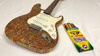 Keren! Gitar Ini Terbuat Dari 1.200 Batang Pensil Warna