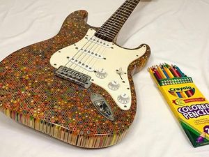 Keren! Gitar Ini Terbuat Dari 1.200 Batang Pensil Warna