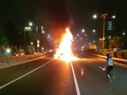 Mobil Terbakar di Tol Depan Balai Kartini, Lalin Padat