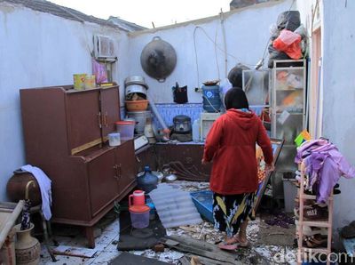 Melihat Kondisi Rumah yang Hancur Disapu Puting Beliung