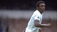 Garth Crooks merupakan penggawa Spurs di awal 1980-an. Dia sempat dipinjamkan ke MU paa musim 1983/1984. Dia menyumbangkan 48 gol untuk Spurs, dan dua gol untuk MU. (Foto: Allsport/Getty Images)