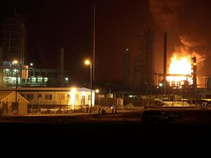 Diduga Kena Sabotase, Kilang Minyak di Yaman Terbakar