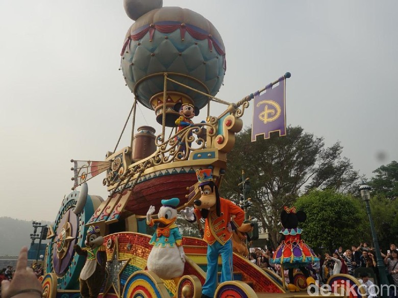 Lihat Keseruan Mickey Mouse #1Fan Keliling Disneyland Hong Kong