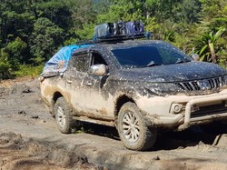 Kendaraan Banyak Terjebak di Jalan Trans Papua yang Rusak