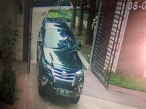 Terekam CCTV, Begini Aksi Pencuri Bermobil Fortuner di Alam Sutera