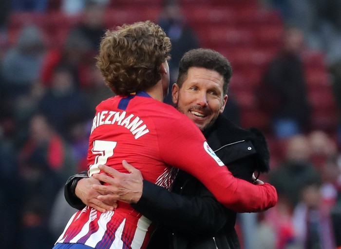 Soccer Football - La Liga Santander - Atletico Madrid v Levante - Wanda Metropolitano, Madrid, Spain - January 13, 2019 Atletico Madrid's Antoine Griezmann celebrates after the match with coach Diego Simeone REUTERS/Sergio Perez