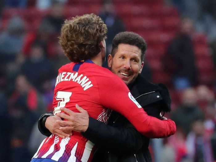 Soccer Football - La Liga Santander - Atletico Madrid v Levante - Wanda Metropolitano, Madrid, Spain - January 13, 2019  Atletico Madrid's Antoine Griezmann celebrates after the match with coach Diego Simeone                REUTERS/Sergio Perez