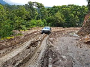 Jalan Trans Papua Amburadul Gara-gara Cuaca Buruk Jalan Trans Papua Amburadul Gara-gara Cuaca Buruk