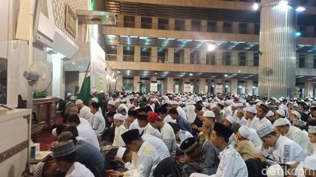 Suasana doa dan zikir bersama di Istiqlal