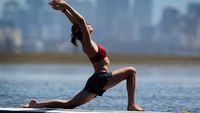 Ramai-ramai Yoga di Tengah Laut, Lebih Menantang Dibanding di Gym