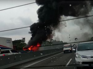 Bus Kecelakaan dan Terbakar di Km 49 Tol Cipularang Arah Bandung