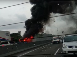 Bus Kecelakaan dan Terbakar di Km 49 Tol Cipularang Arah Bandung